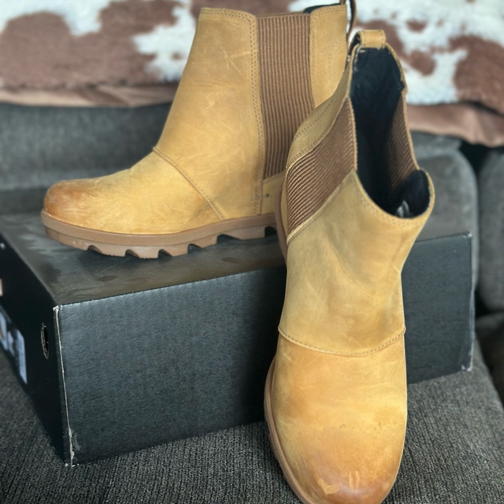 Sorel - Joan of Arctic wedge Chelsea booties